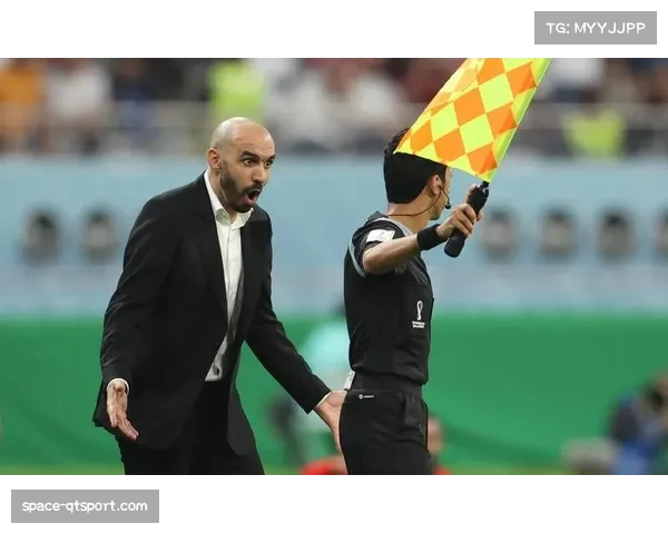 场边镜头:摩纳哥教练组因不满判罚与第四官员激烈交流